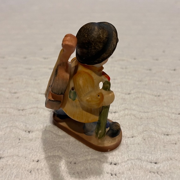 The Fiddler Boy Figurine - Picture 4 of 5
